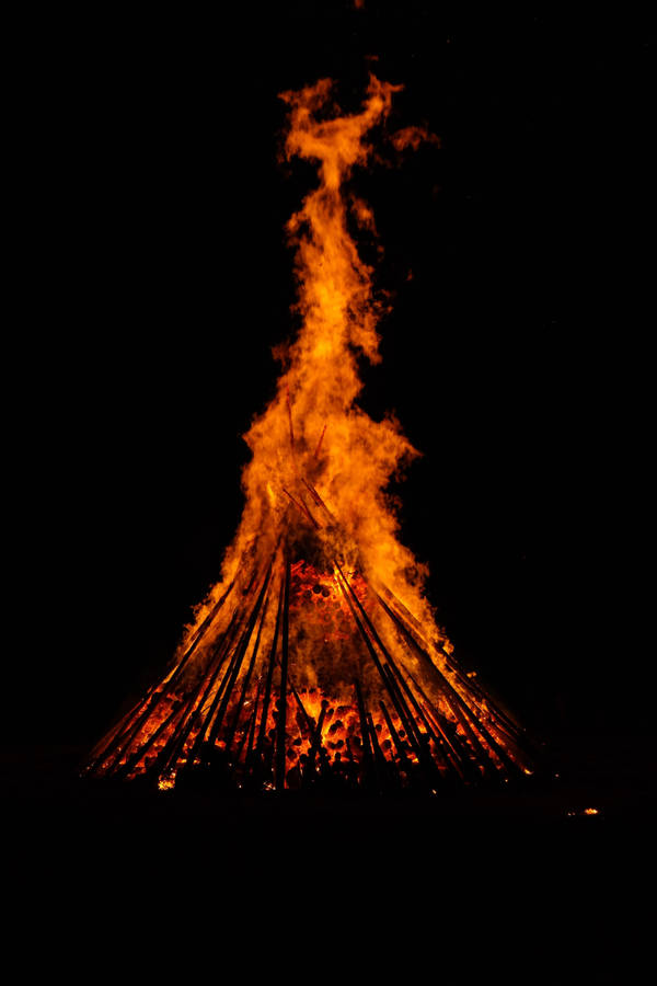 Burning Temperature Of Tall Bonfire Wallpaper