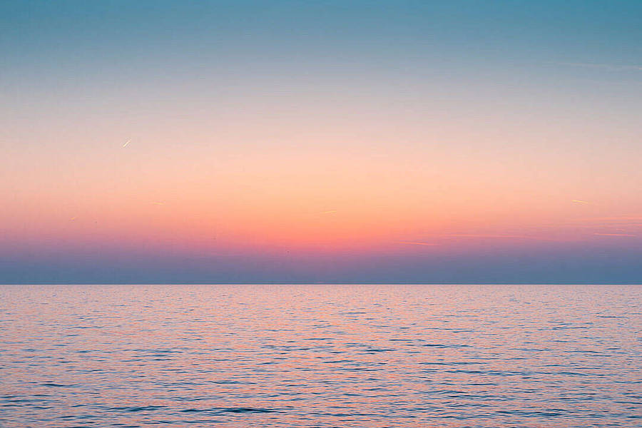 Calming Colorful Sky And Sea Horizon Wallpaper