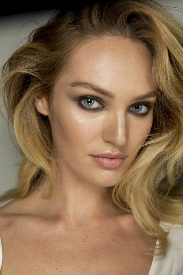 Candice Swanepoel Selfie Look Wallpaper