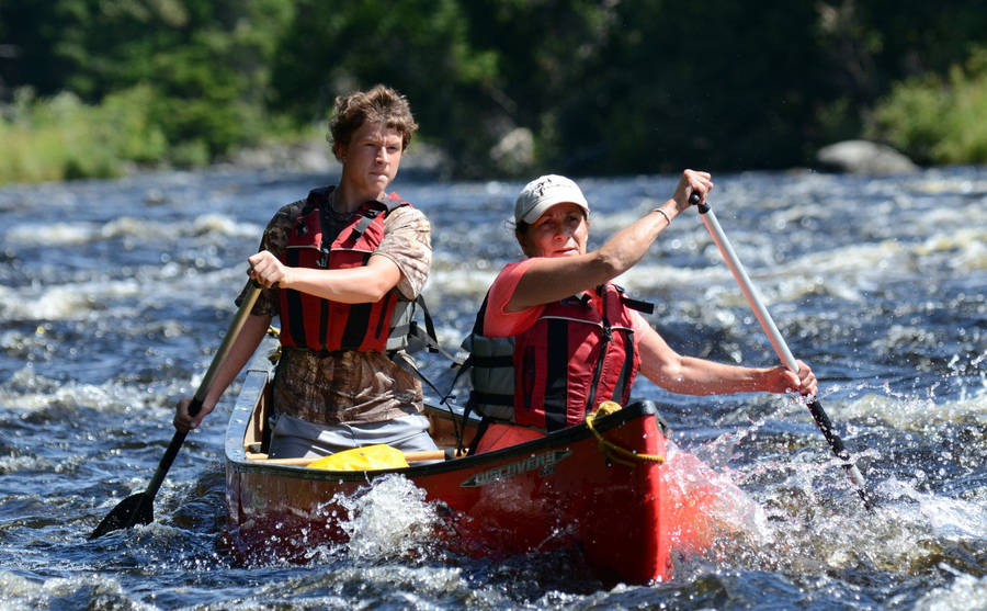 Canoeing In Strong Waves Wallpaper