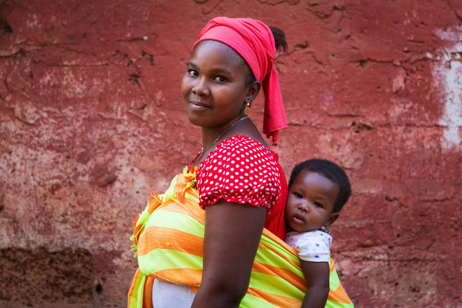 Caption: Heartwarming Scene Of A Mother And Child In Guinea-bissau Wallpaper