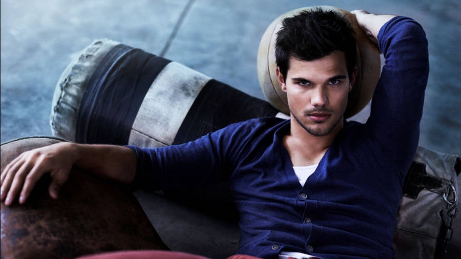 Caption: Hollywood Star - Taylor Lautner In A Stylish Attire Wallpaper