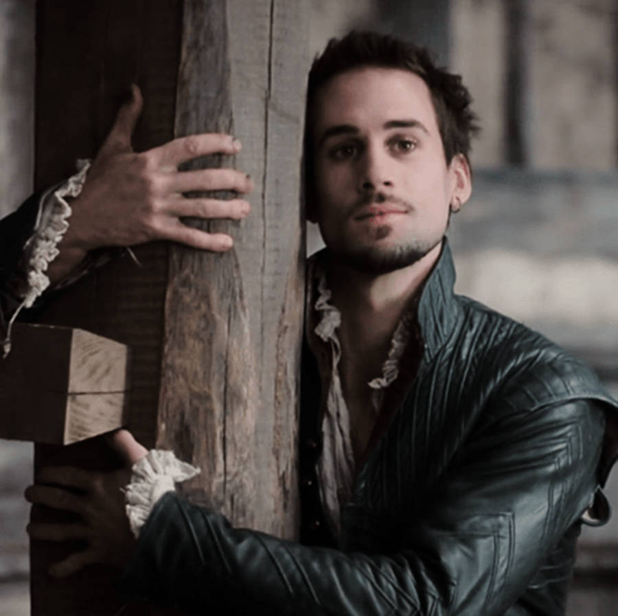 Caption: Joseph Fiennes In A Romantic Avatar Wallpaper