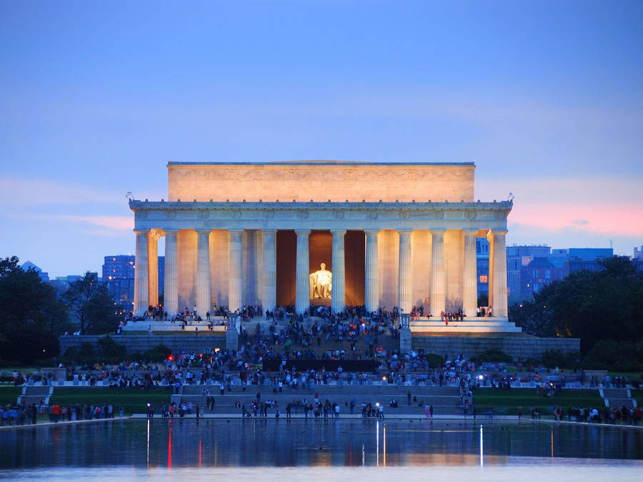 Caption: Majestic View Of The Abraham Lincoln Monument Wallpaper