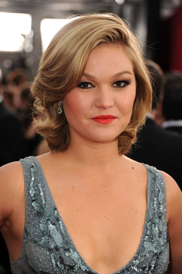 Captivating American Actress Julia Stiles Wallpaper