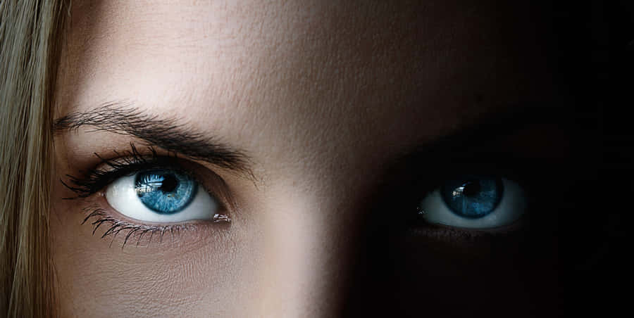 Captivating Closeup Of Woman's Blue Eye Wallpaper