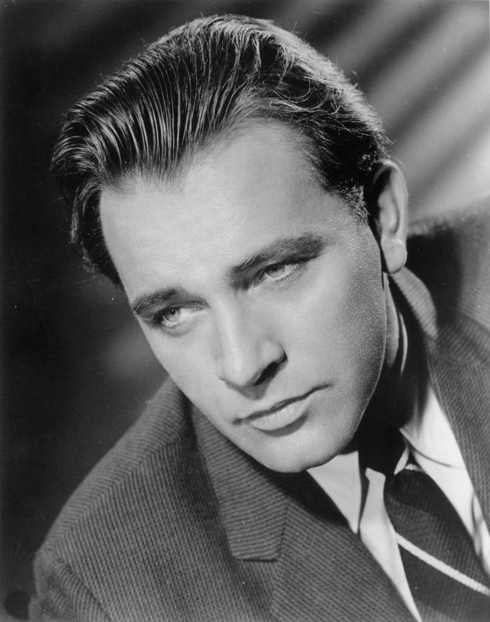 Captivating Portrait Of The Legendary Actor, Richard Burton Wallpaper