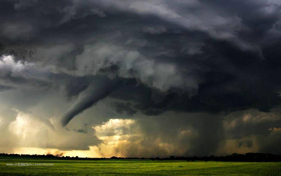 Captivating Thunderstorm Over The Open Ocean Wallpaper