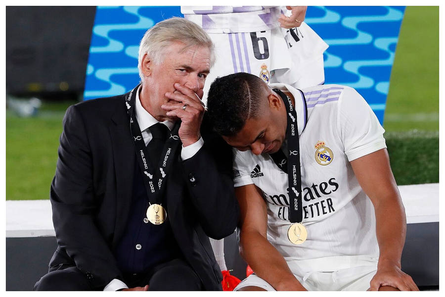 Carlos Casimiro Leaning On Ancelotti Wallpaper