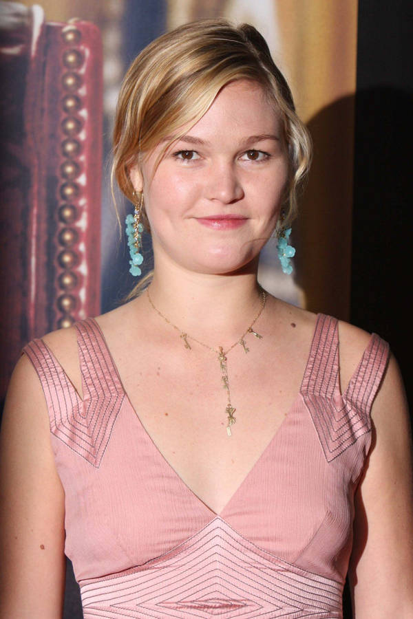 Celebrity Actress Julia Stiles Wallpaper