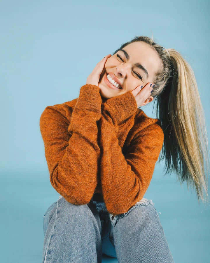 Charli And Addison Half In Sweatshirt Wallpaper