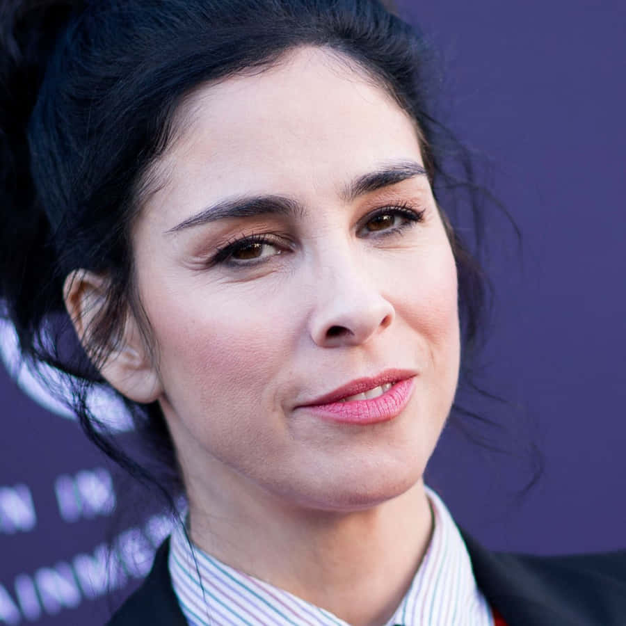 Charming Sarah Silverman Smiling At An Event Wallpaper