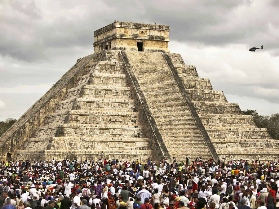 Chichen Itza's Temple Of Kukulkan Worshippers Wallpaper