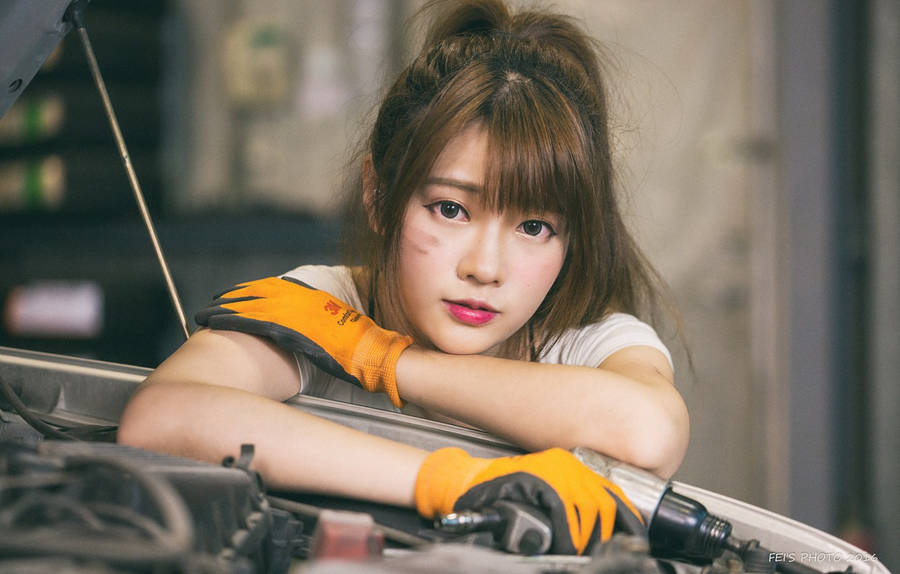 Chinese Woman Mechanic Model Wallpaper