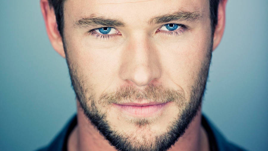 Chirs Hemsworth Smirking Wallpaper