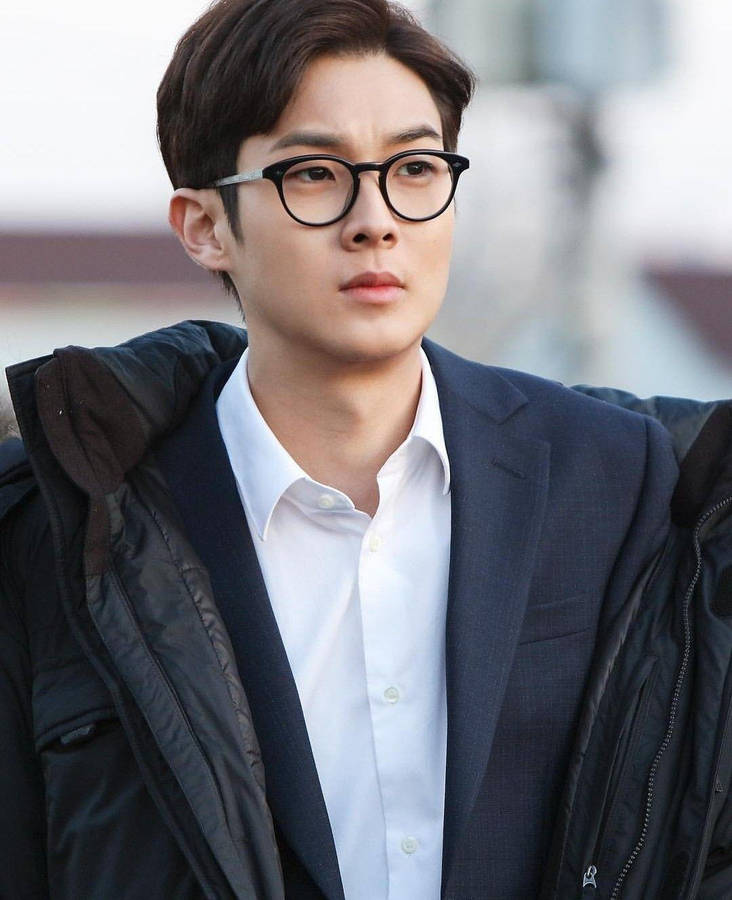 Choi Woo Shik Nerdy Look Wallpaper