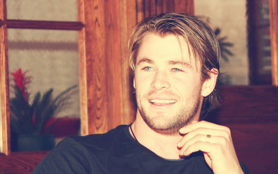 Chris Hemsworth Vintage Photo Wallpaper