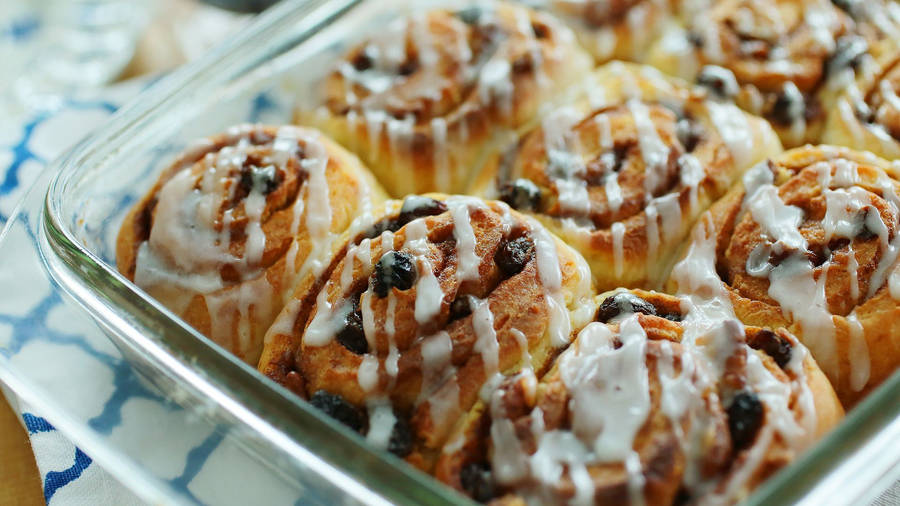 Cinnamon Rolls With Raisins Topping Wallpaper