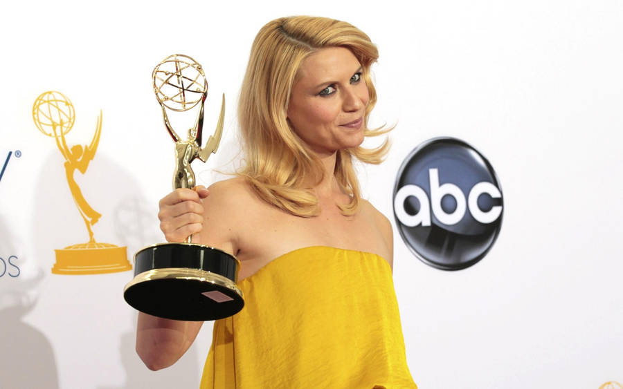 Claire Danes Winning In Emmys Wallpaper