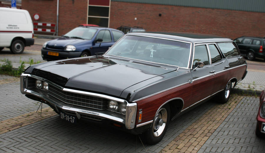 Classic Elegance With The 1967 Chevrolet Impala Wagon Wallpaper