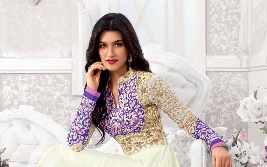 Classy Kriti Sanon Wallpaper