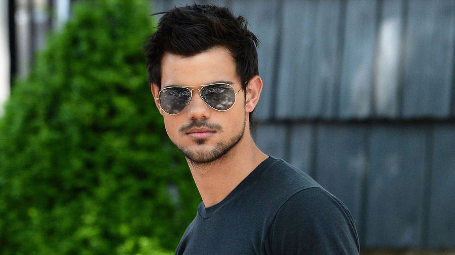 Classy Taylor Lautner Sunglasses Wallpaper