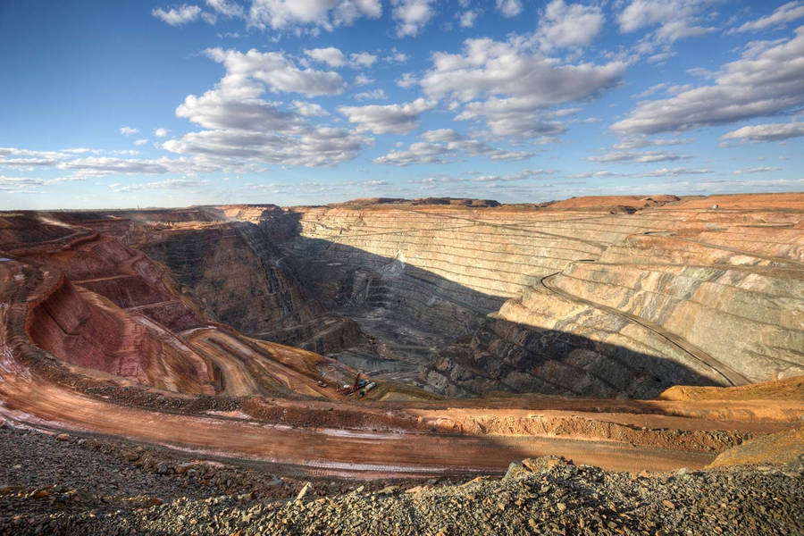 Clear Blue Sky Above Australia's Super Pit Goldmines Wallpaper