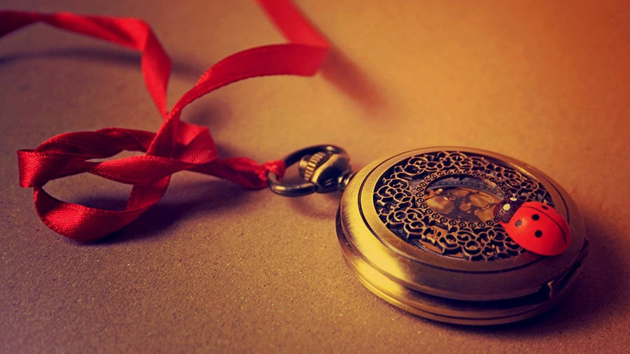 Closed Locket Watch Tiempo Background Wallpaper