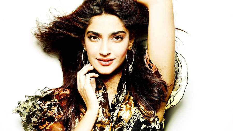 Confident Sonam Kapoor Wallpaper