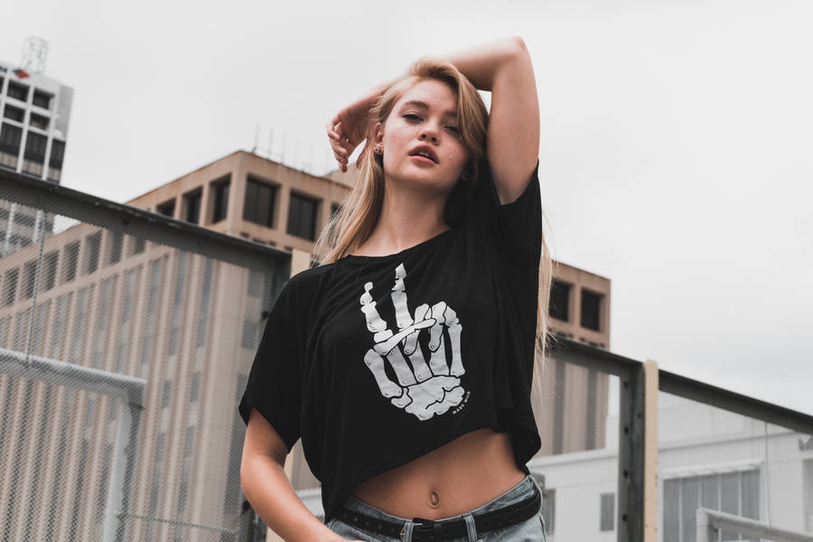 Cool Girl In Crop Top Wallpaper