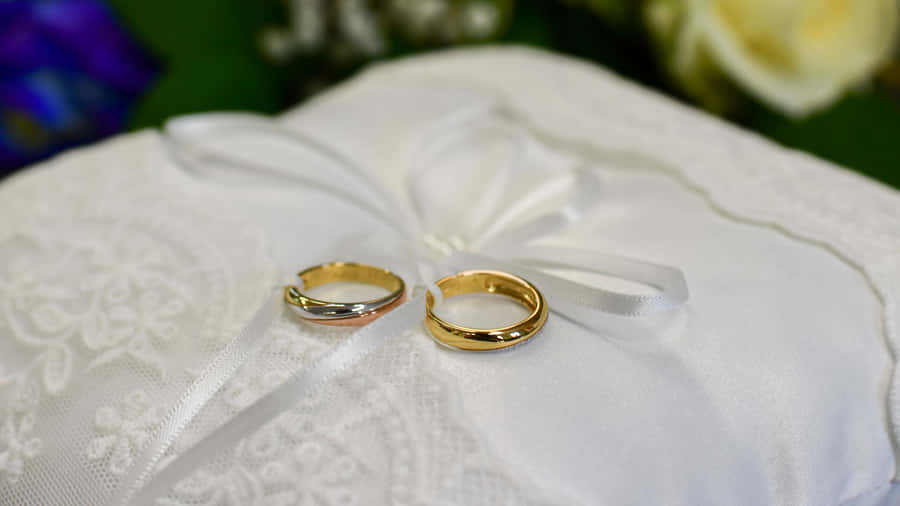 Couple Engagement Gold Rings Display Wallpaper