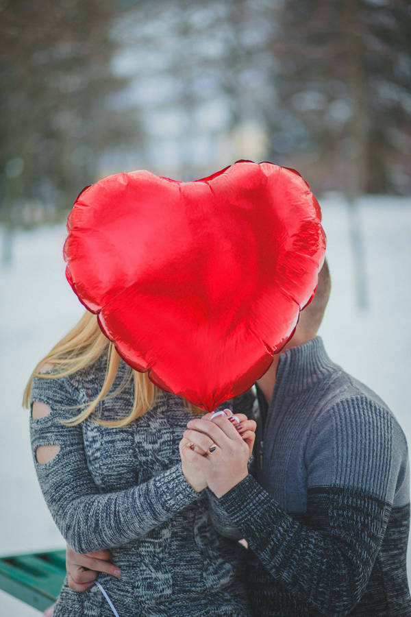 Couple In Love Red Heart Balloon Wallpaper