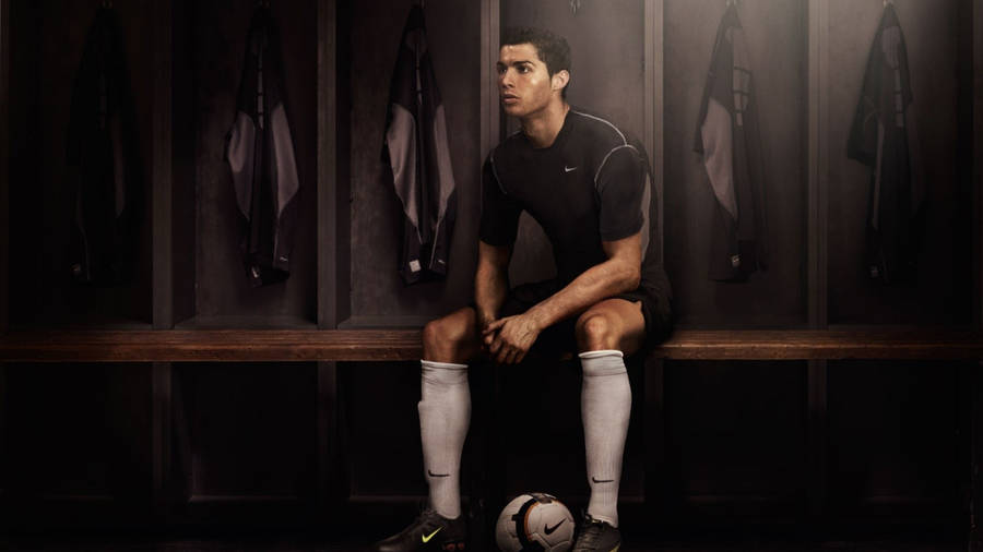 Cr7 Hd In Locker Room Wallpaper