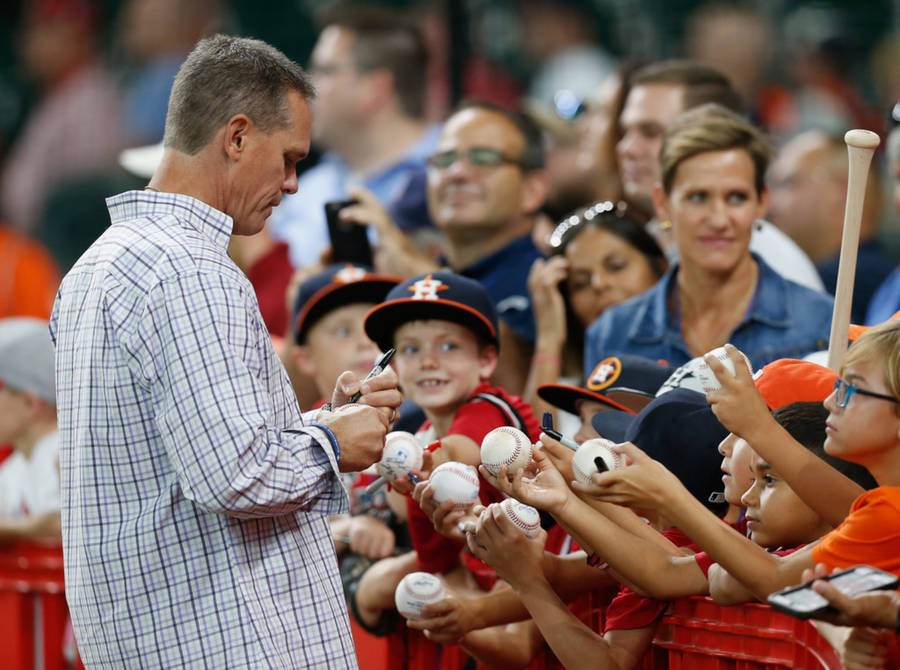 Craig Biggio Signing Autographs Wallpaper