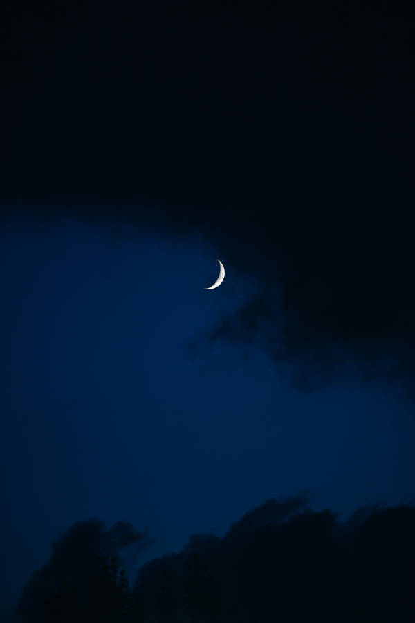 Crescent Moon 4k Iphone 11 Wallpaper