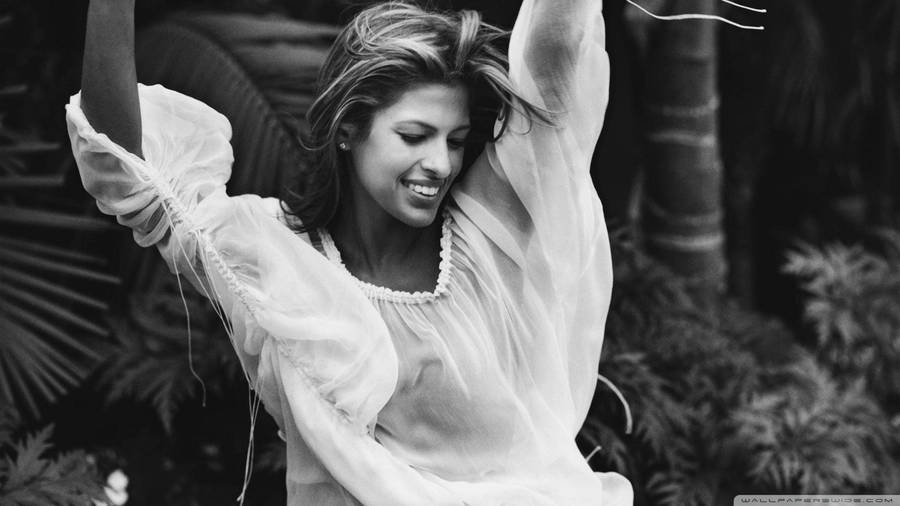 Cute Greyscale Image Eva Mendes Wallpaper