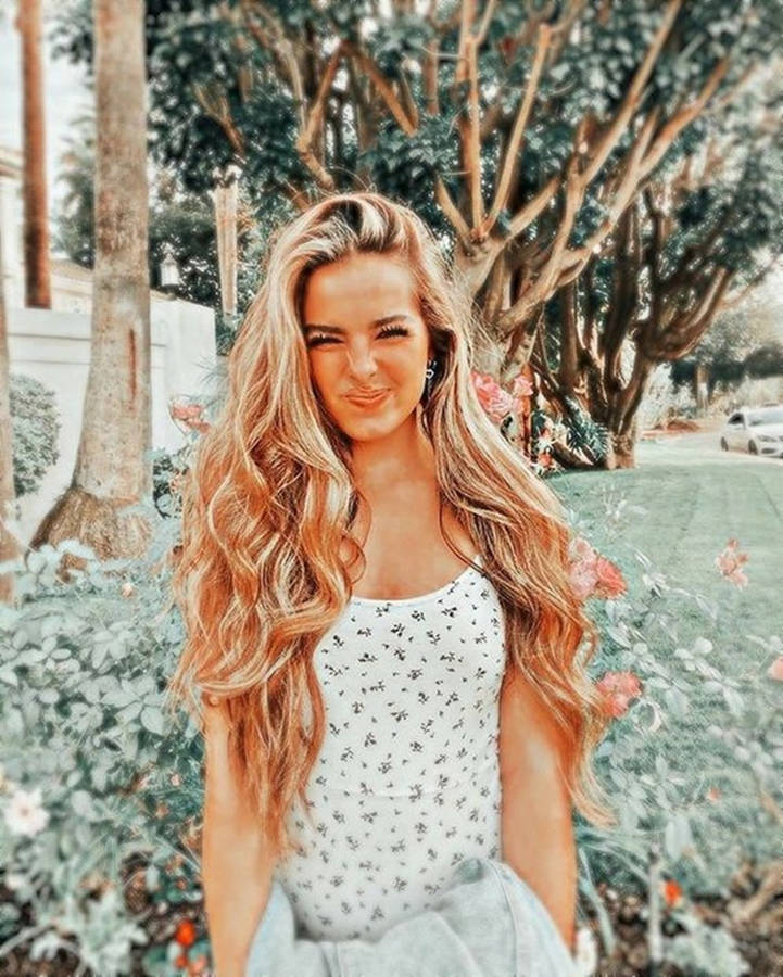 Cute Social Media Influencer Addison Rae Pfp Wallpaper