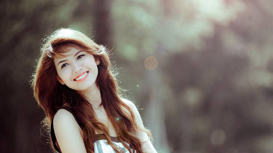 Cute Woman Smiling Wallpaper