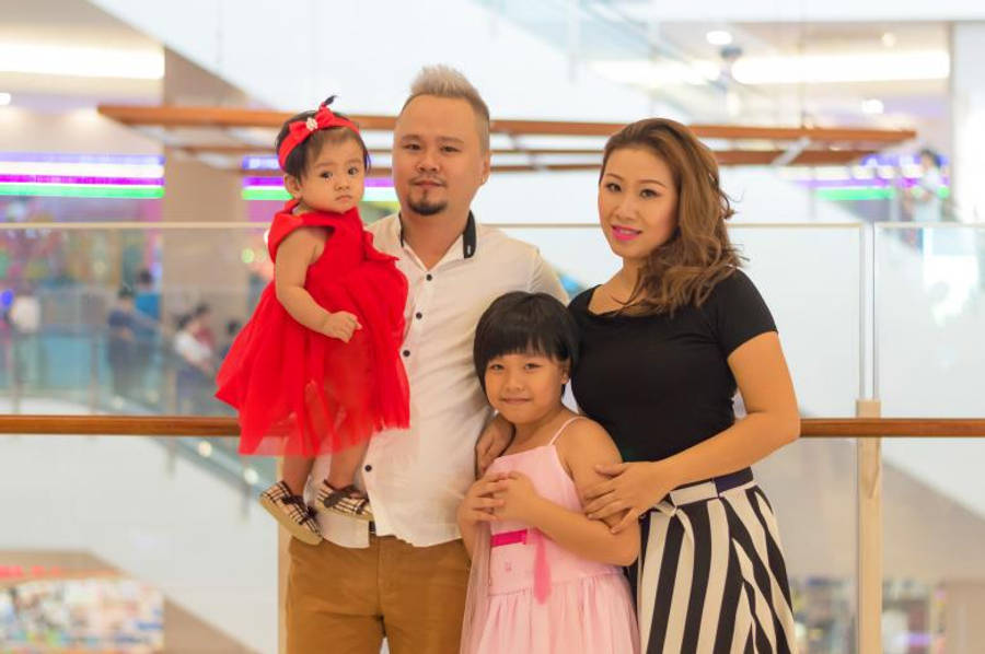 Dad And Family In A Mall Wallpaper