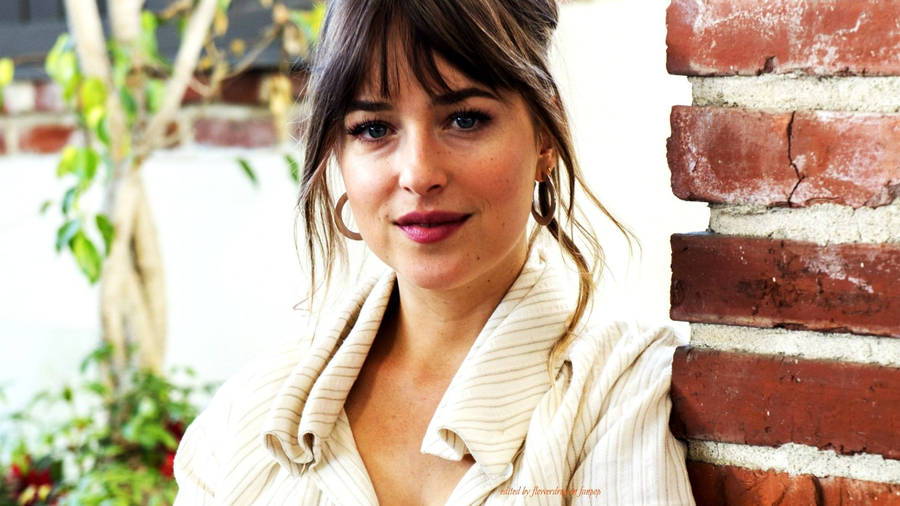 Dakota Johnson In The Wall Wallpaper