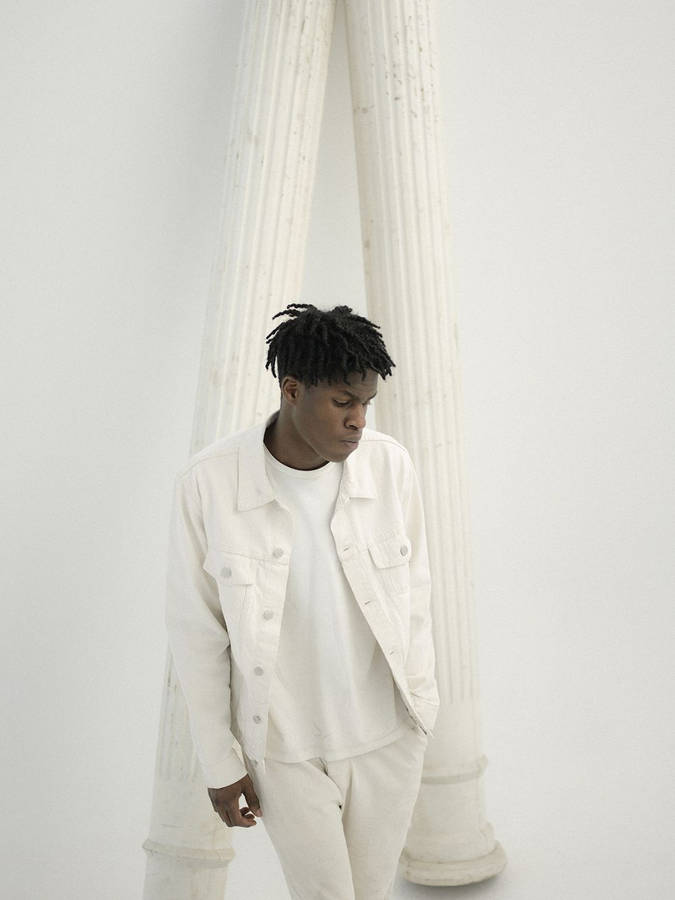 Daniel Caesar All-white Outfit Wallpaper