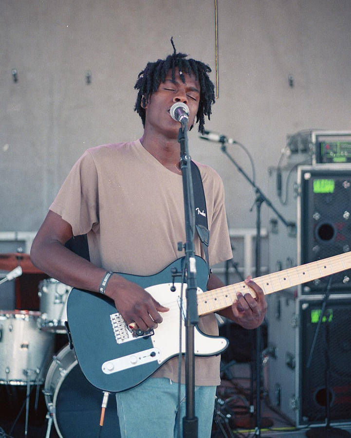 Daniel Caesar Performing Onstage Wallpaper