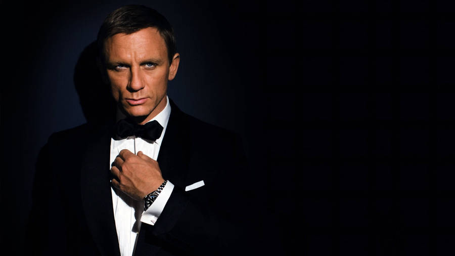 Daniel Craig Black Background Wallpaper