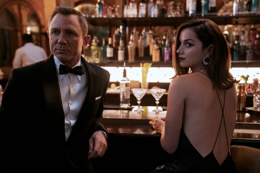 Daniel Craig With Ana De Armas Wallpaper