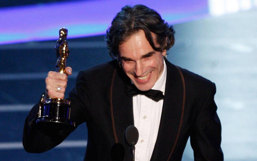 Daniel Day-lewis Receiving An Oscar Wallpaper