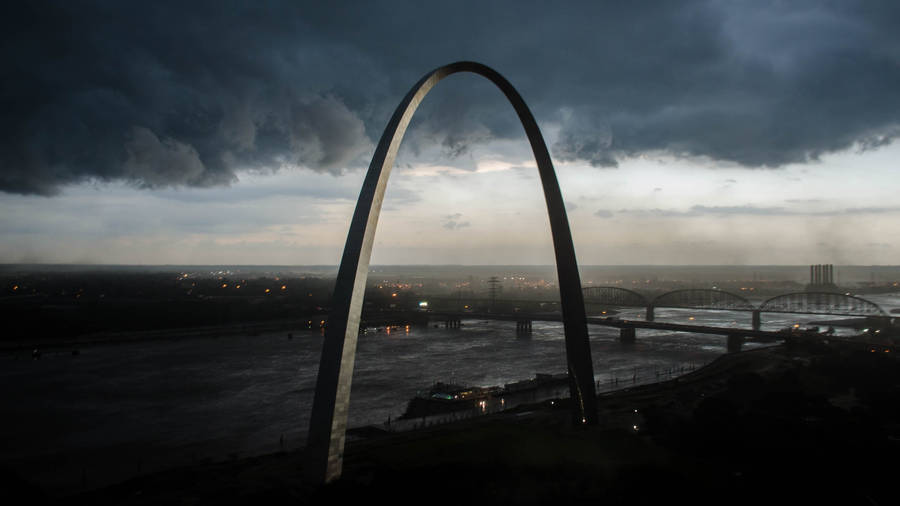 Dark Gateway Arch In Missouri Wallpaper