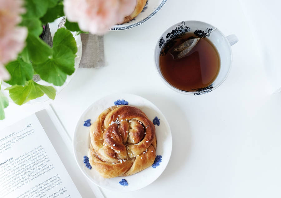 Delicious Cinnamon Bun Paired With Afternoon Tea Wallpaper