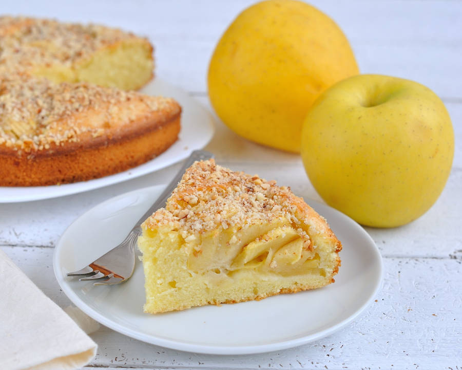 Delicious Pie With Yellow Apples Wallpaper