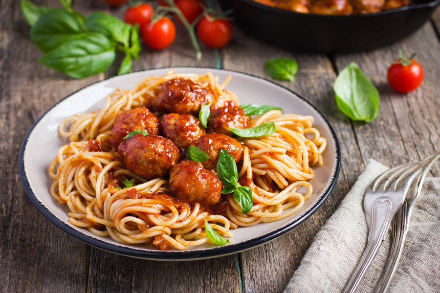 Delicious Spaghetti And Meat Balls Dish Wallpaper