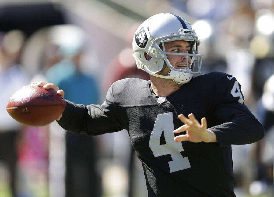 Derek Carr Gauges Throw Wallpaper